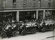 The visiting Oakland Oaks prepare to travel to the ballpark on Opening Day 1903 to face the Sacramento Senators. Opening Day 1903, Oakland Commuters leaving the Statehouse Hotel for their first PCL game against Sacramento. (17124238308).jpg