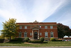 Öffentliche Bibliothek von Oskaloosa mit Blick auf die Market Street.JPG