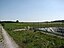 Drainage der mit perfluorierten Tensiden belasteten Fläche in Brilon-Scharfenberg, rechts das Sammelbecken (Bericht)