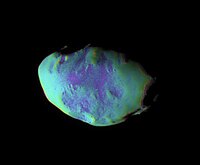 Telesto: Falschfarbendarstellung aus IR-, Vis- und UV-Aufnahmen aus 20.000 km Entfernung (Cassini, 2005)
