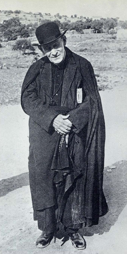 Father Cruz in Fátima, in 1939