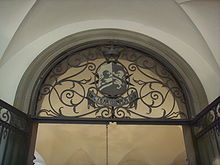 The crest with the two lions of the Rosselli del Turco, with the family motto in medio virtus, Palazzo Borgherini-Rosselli del Turco Palazzo borgherini rosselli del turco, cancellata.JPG
