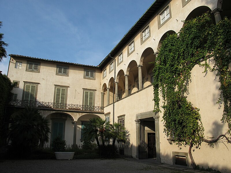 File:Palazzo mansi, cortile 02.JPG