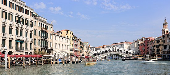 Panorama of Canal Grande and Ponte di Rialto, Venice - September 2017.jpg