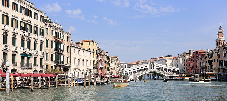 Гранд-канал и мост Риальто в Венеции