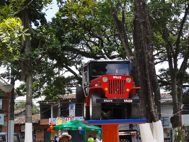 File:Parque Central. Monumento al Yipao. Ansermanuevo, Valle, Colombia.JPG