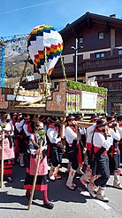 Uno dei Pasquali portati in spalla dai ragazzi di Bormio vestiti in abito tradizionale.