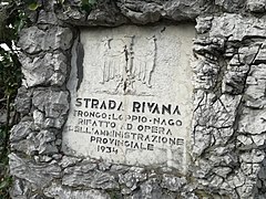 Gedenkstein für den Ausbau des Abschnitts Loppio – Nago 1935 am Passo San Giovanni