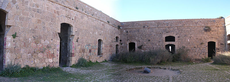 File:Patio del Castillo de la Atalaya.jpg