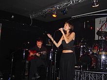 Patrizia Laquidara, con il chitarrista di Arancia Sonora, Tony Canto, in concerto a Roma nel dicembre 2005 (foto di Marco Medaglia)