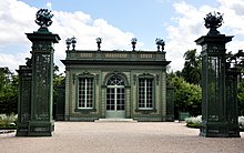 Der Pavillon mit den beiden Säulen des Portikus.