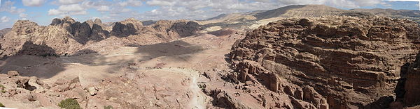 Vue du Haut Lieu du Sacrifice sur la ville basse de Petra