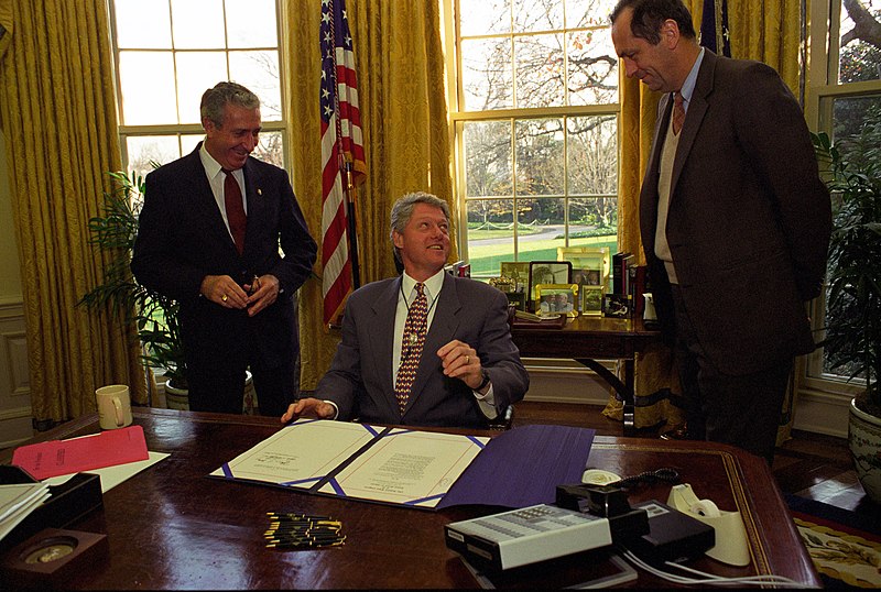 File:Photograph of President William Jefferson Clinton Participating in the Maurice River Bill Signing in the Oval Office at the White House - NARA - 5900008.jpg