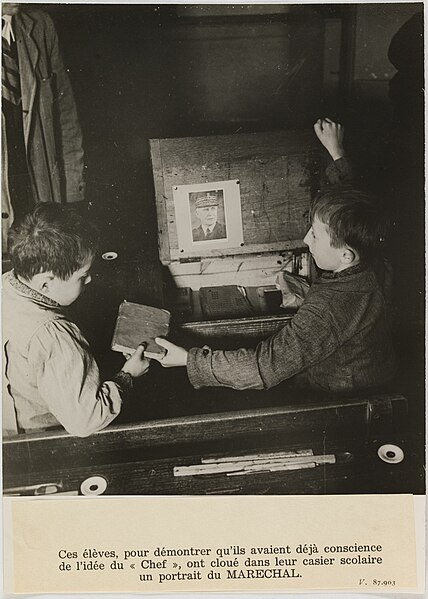 File:Photographie de propagande portrait du Maréchal dans le casier scolaire d'un écolier, PH45200.jpg