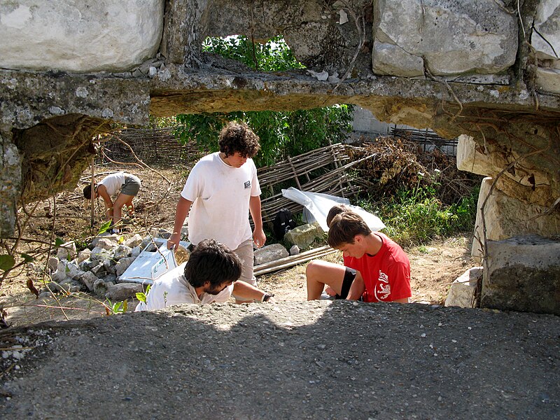 File:Picquigny (29 juillet 2009) chantier château 07.jpg