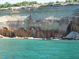 Pictured Rocks National Lakeshore aux États-Unis est nommé ainsi car les dépôts laissés par les minéraux sur les falaises ressemblent à des dessins. (définition réelle 3 072 × 2 304)