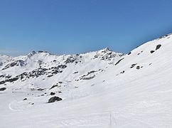 Vue des pistes de ski rouges de la station tracées.