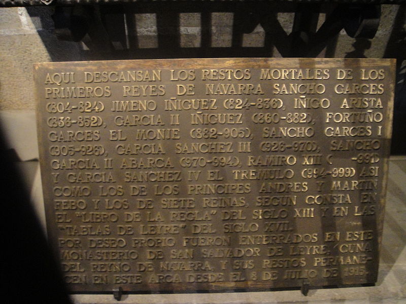 Placa con los nombres de los monarcas sepultados en el monasterio de San Salvador de Leyre.JPG