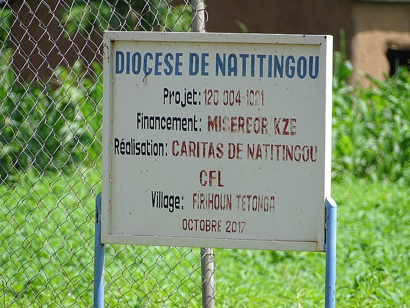 File:Plaque indiquant un point d'eau à Firhoun Bénin.jpg