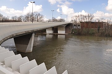 Bras du pont descendant vers Neuilly-sur-Seine.