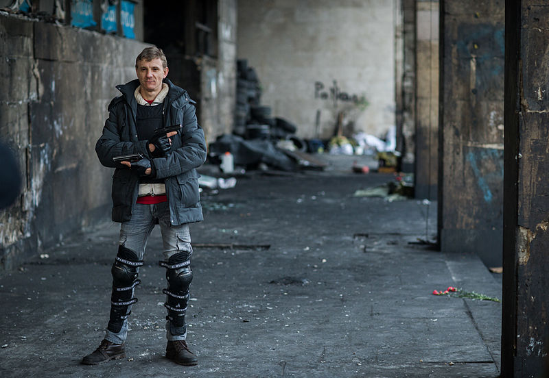 File:Posing with guns during the anti-government protests in Kiev, February 26, 2014.jpg