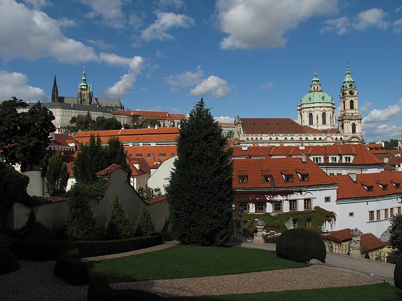 File:Pražský hrad a kostel sv. Mikuláše z Vrtbovské zahrady.JPG