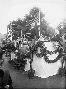 Harding dedicates a statue of Alexander Hamilton on May 17, 1923. Pres. Harding at Alx. Hamilton unveiling, (5-17-23) LCCN2016847569 (cropped).jpg