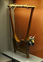 Ліра цариці Пуабі (реконструкція). Один з найдавніших відомих музичних інструментів.