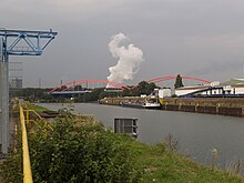 Stadthafen Essen, hinten die Brücke der A42 über den Kanal