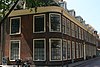 Gestrekte bakstenen gevel; met kroonlijst en afgeronde hoek aan de St. Jacobsgracht. Schuiframen met kleine roedenverdeling. Gebouwd op last van Koning Lodewijk Napoleon