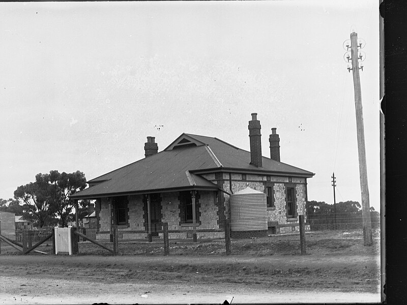 File:Railway Cottage(GN00798A).jpg