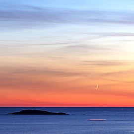 Red sunset at Stångehuvud with new moon