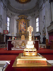 The reliquary of the Holy Cross displayed in Brescia's New Cathedral. Other pieces of the treasure are glimpsed in the background. Reliquiario della Santa Croce (esposizione settembre 2011)2.jpg