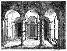 Черно-белая гравюра комнаты с колоннами со спиральными узорами, поддерживающими своды в полукруглых арках.