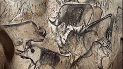 Picturas sur li mures monstrant ancian scenes de chassada o movement de animales es tipic del paleolitic.