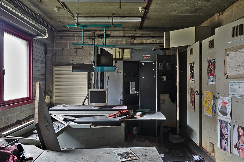 File:Room in the water treatment plant of an abandoned steel factory in Oupeye, Belgium (DSCF3296-hdr).jpg