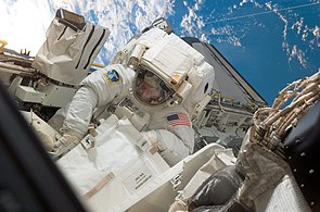 Behnken durante la quarta passeggiata spaziale nella missione STS-123