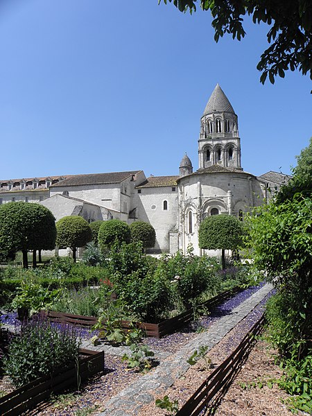 File:Saintes (17) Église abbatiale Sainte-Marie-aux-Dames - Extérieur - Chevet 05.jpg