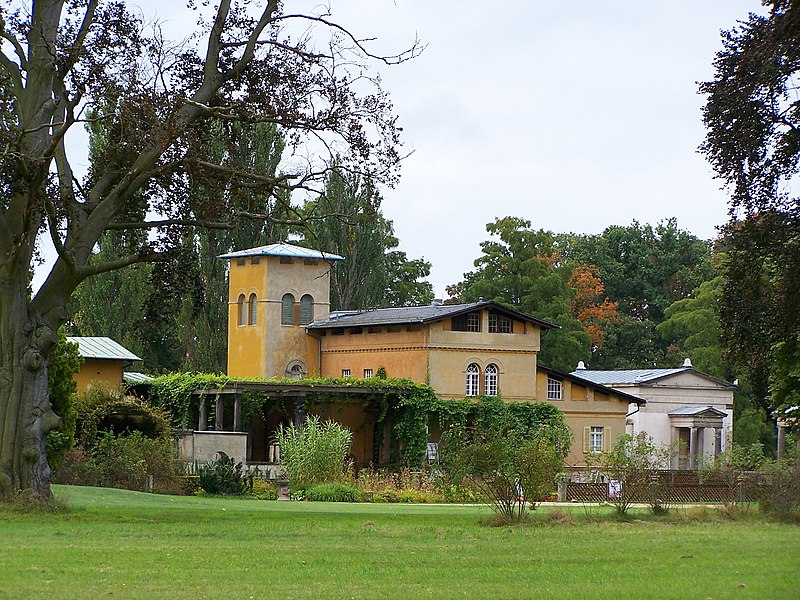 File:Sanssouci - Rzymskie Łaźnie.JPG