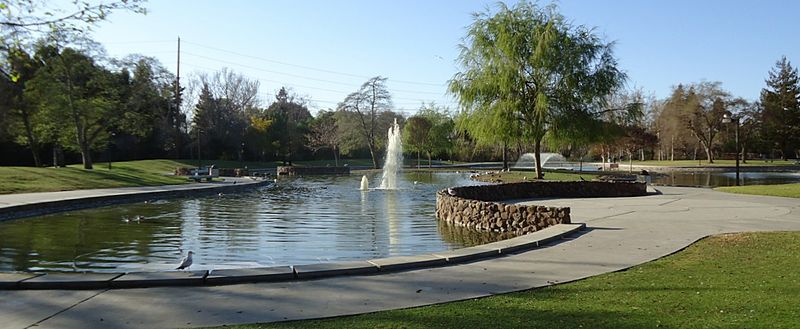 File:Santa Clara city park with fountain.jpg