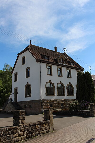 File:Schulhaus Offenbach-Hundheim.jpg