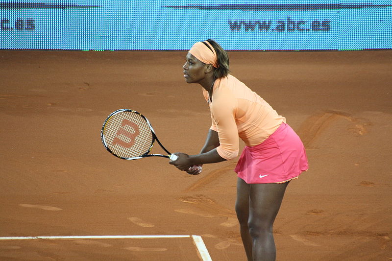 File:Serena Williams - aquecendo para o seu primeiro jogo das olimpíadas (  simples feminino ).jpg - Wikimedia Commons