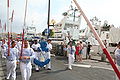 Gerbe qui sera jetée en mer. Elle est portée par des marins de la Marine Nationale et les jouteurs font une haie d'honneur.