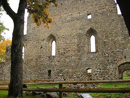 Sigulda ruins Siguldas pils.jpg