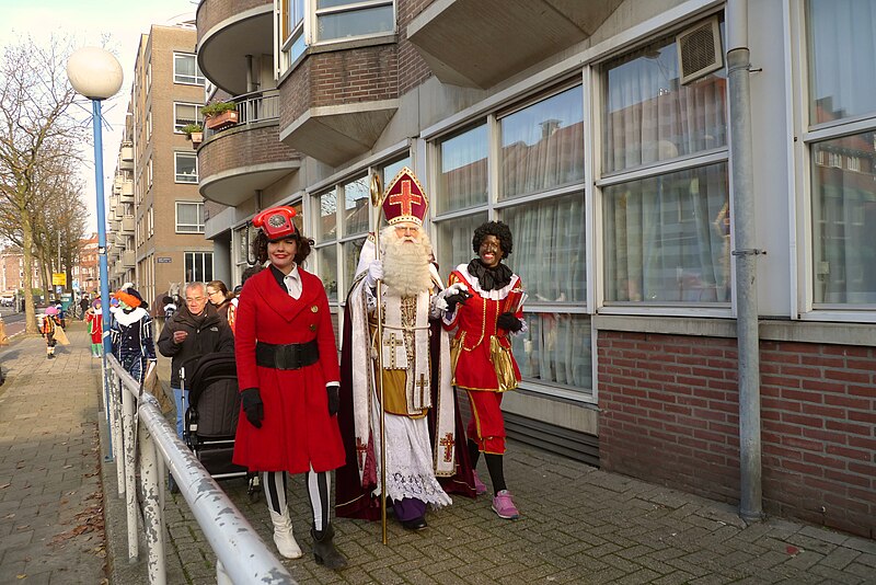File:Sinterklaas in de Pijp Amasterdam 2014 P2120086 (15902724291).jpg