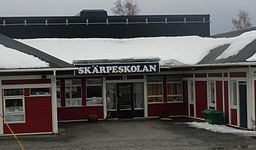 Skærpeskolen, førskole og grundskole for børnene i området samt en ud af to specialskoler i Örnsköldsvik