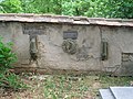 Pozůstatky zbořeného kostela svatého Bartoloměje na vnitřní východní straně hřbitova ve Skůrách (kamenné konzoly s lidskými hlavami, svorník s hlavou Ježíše Krista a pamětní desky).
