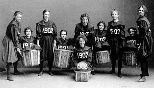 Un exemplo de baloncesto atlético de finais do século XIX: o equipo de baloncesto da clase do Smith College de 1902