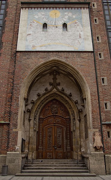 File:Sonnenuhr above Brautportal Frauenkirche Munich.jpg