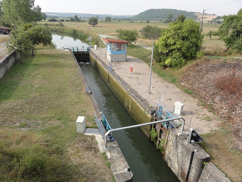 File:Sorcy-Saint-Martin (Meuse) Canal de l'Est écluse avant trois ponts.JPG